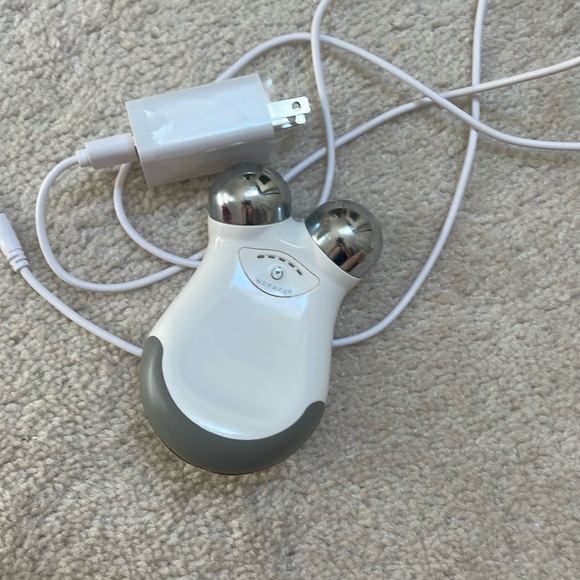 Nuface Mini Microcurrent Device - Picture 3 of 13